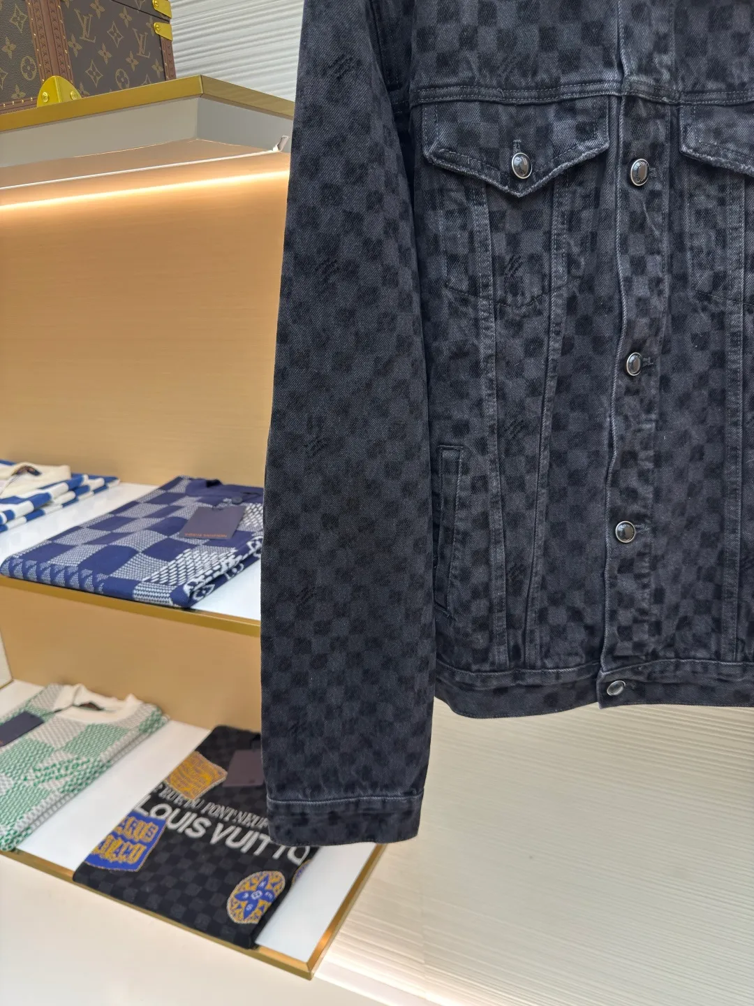 LOUIS VUITTON SS25 plaid gradient flocking denim jacket ●Authentic product: Purchased and developed at 26600 ●Item number: 1680024-C15 ●Fabric: twill cotton denim fabric ●Technology: Washing process ●Version: Fitted version ●Size: 46-48-50-52 ●Weight: about 930g ●Description: Made of 100% pure cotton washed vintage denim. The fabric has been specially treated to present a natural aged effect. The entire trousers are covered with Der check flocking patterns of different shades, subtly integrating the brand's iconic checkerboard elements into the design. The waistband is decorated with pearlescent buttons and metal rivets for decorative details, highlighting exquisite craftsmanship. The classic five-pocket tailoring design not only retains the practical function of traditional denim pants, but also gives it a modern and fashionable silhouette. The overall wiring is straight and delicate, the fabric is comfortable and soft, and the color is consistent without color difference. It can be matched with the same style to create a fashionable look and control various occasions. Customized accessories, complete with three standards, same style for men and women!